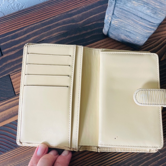 Louis Vuitton Yellow Epi Leather Kiss Lock Bifold Wallet/Coin Purse - Picture 7 of 11